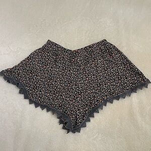 EN CREME FLORAL SHORTS SZ SMALL